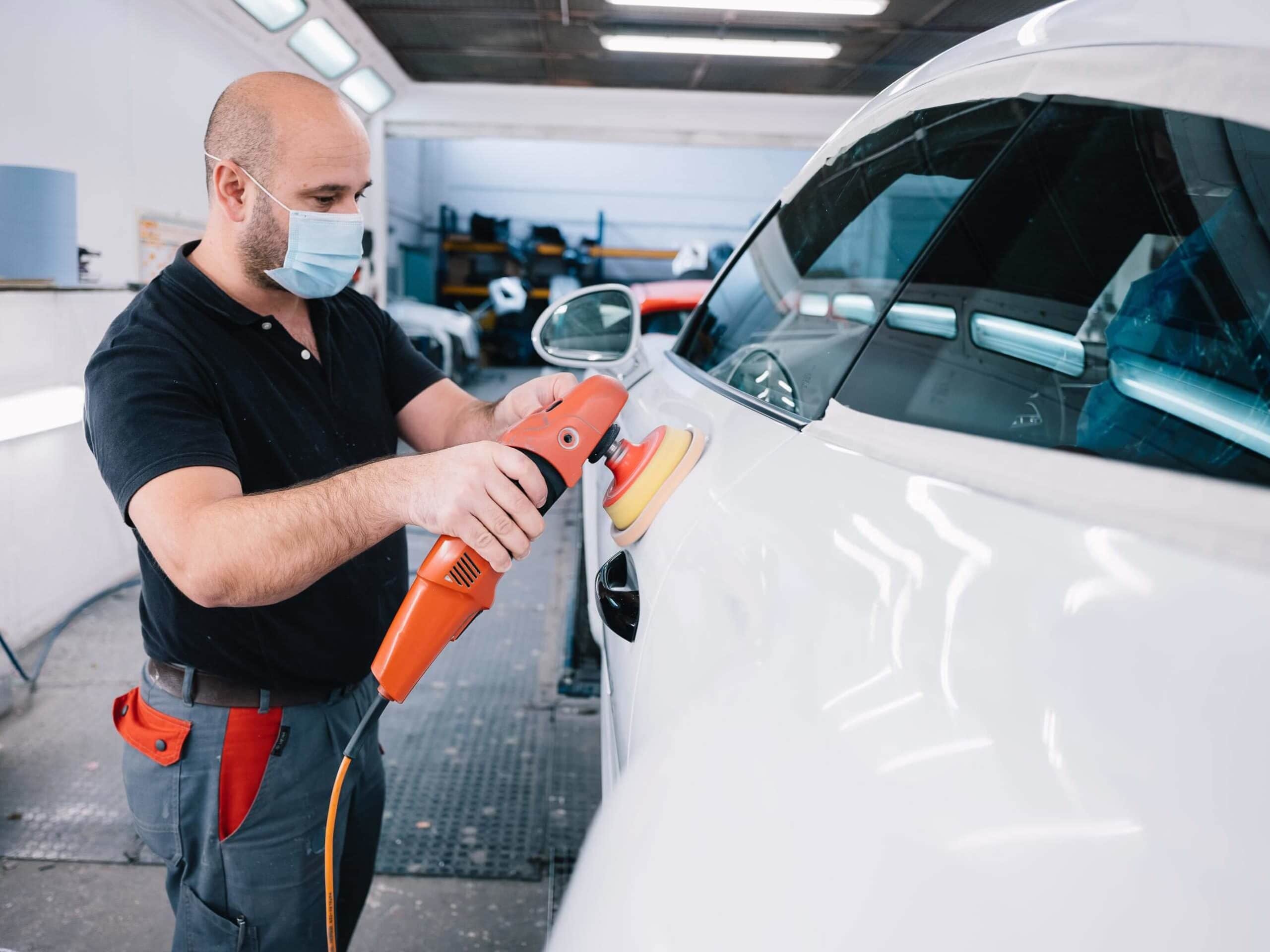 Außenreinigung am weißen Porsche